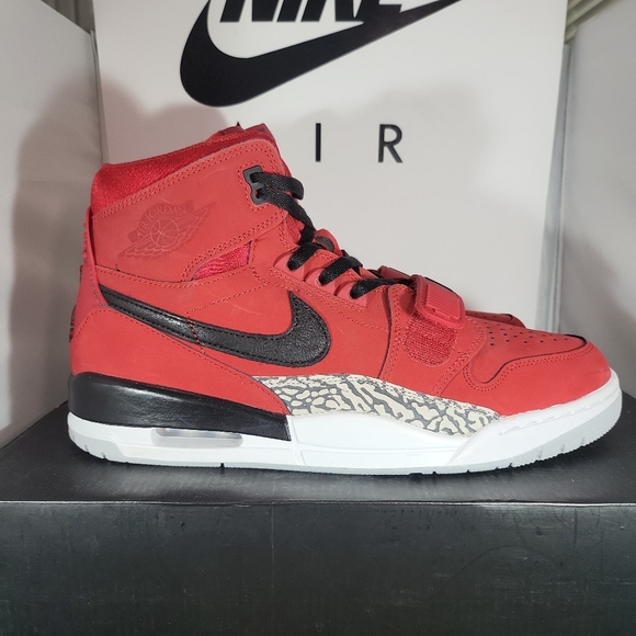 Size11.5- Jordan Legacy 312 Toro 2018 AV3922-601.... Fits Men Size 11.5, Youth S - Picture 2 of 12